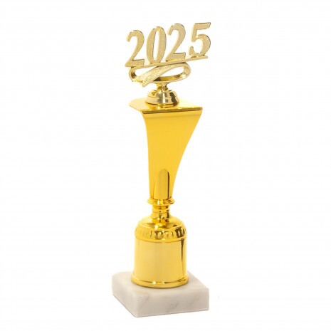 Figurina 2025 pe o bază curbată A