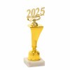 Figurina 2025 pe o bază curbată A